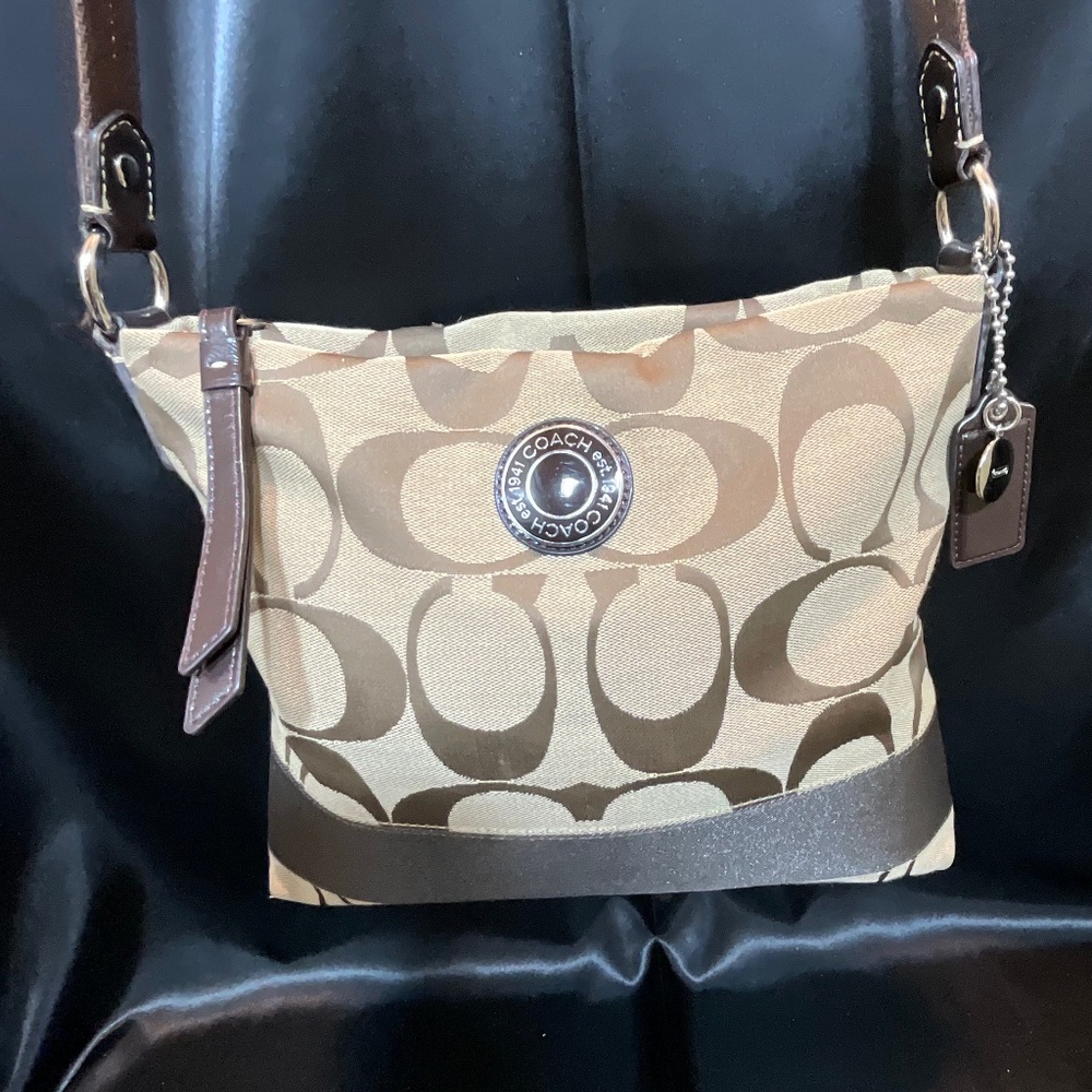 Coach shoulder bag. Brown & cream signature print.   14-H7Cb
